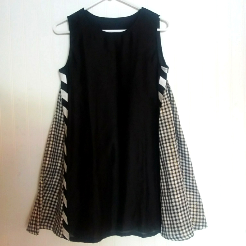 TIC sleeveless shift dress in size small.